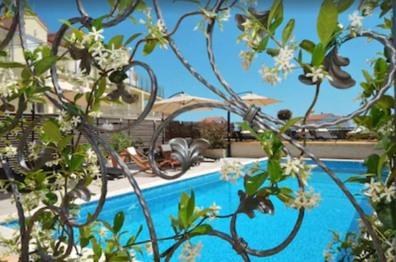Apartments Villa Golden View โตรกีร์ ภายนอก รูปภาพ